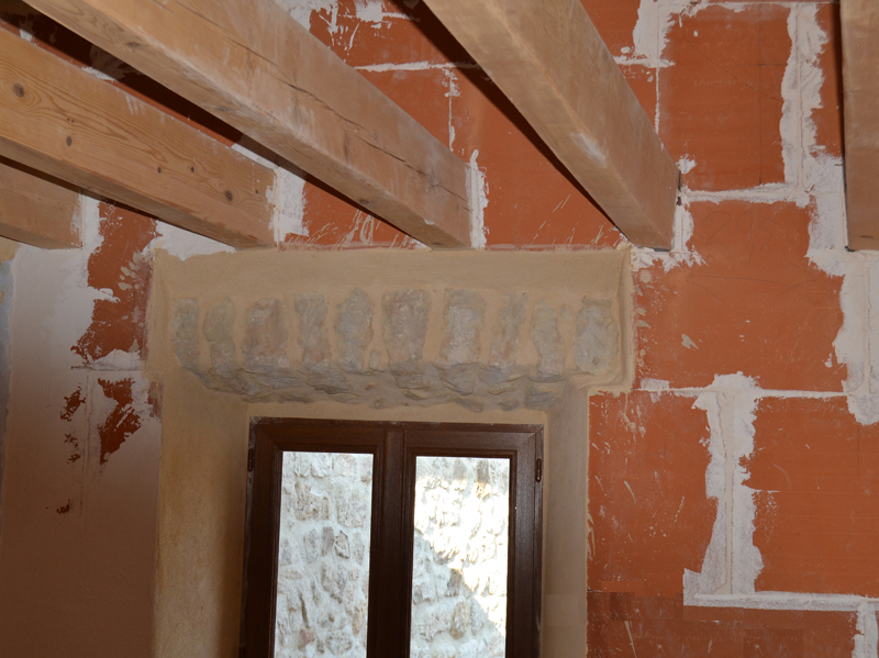 Doublage intérieur des murs incorporant un linteau ancien