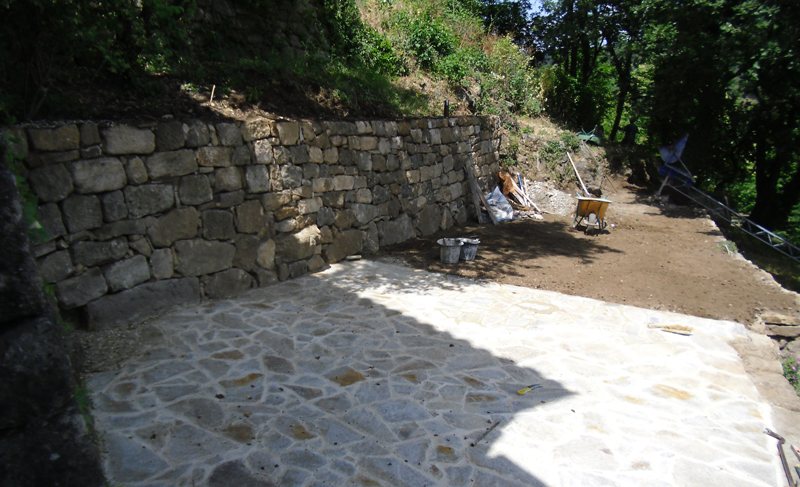 Aménagement extérieur : Dallage, mur en pierres maçonné imitation pierres sèches